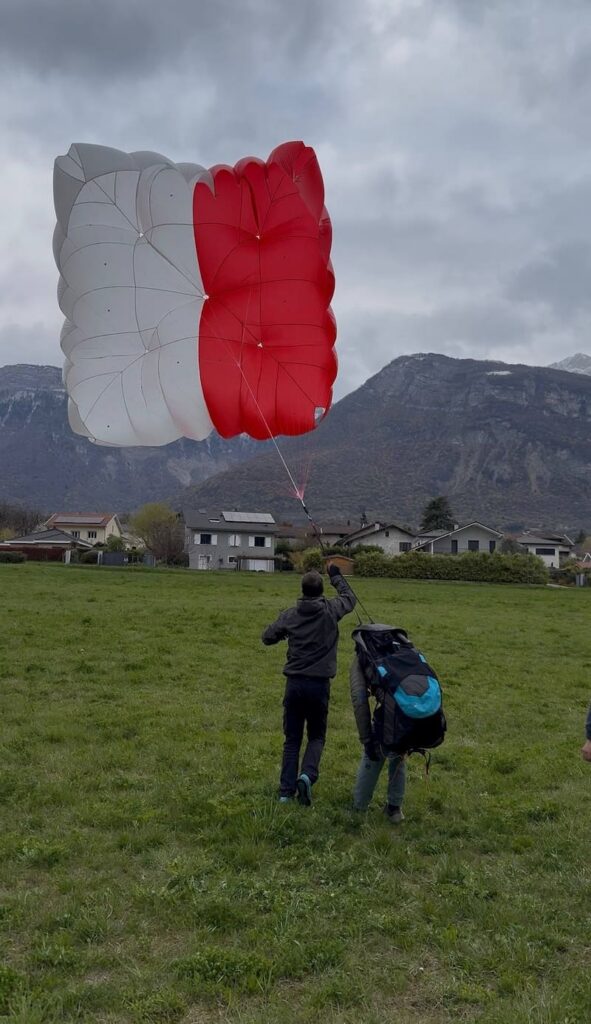 Parachute de secours carré