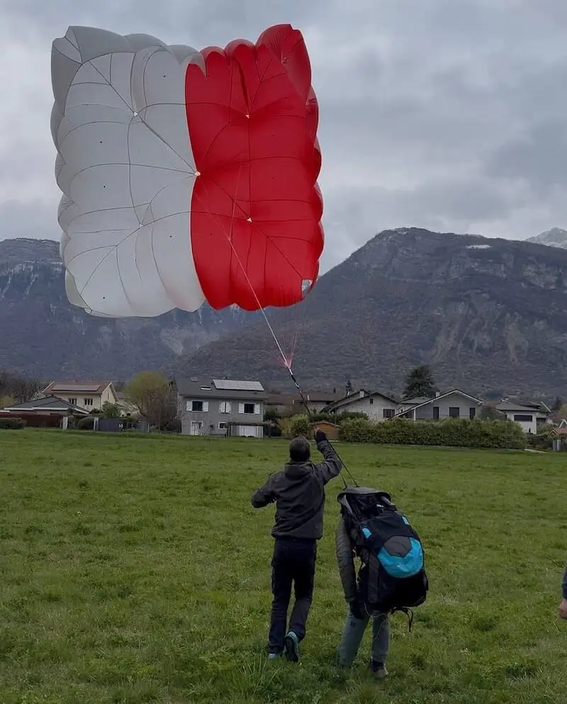 Parachute de secours carré